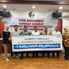 Great Region Manager CSI Firdaus Taufan menyerahkan bantuan “Chery Peduli” kepada Pemerintah Aceh yang diterima Asisten Setda Aceh Zulkifli dan Kepala BPBA Fadmi Ridwan di Kantor Gubernur Aceh, Jumat (12/12/2025). Foto: Dok. Istimewa