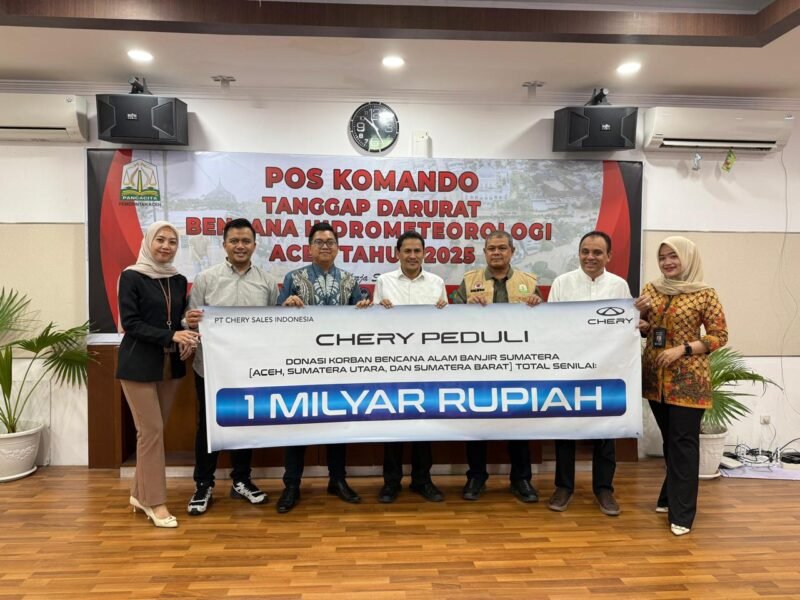Great Region Manager CSI Firdaus Taufan menyerahkan bantuan “Chery Peduli” kepada Pemerintah Aceh yang diterima Asisten Setda Aceh Zulkifli dan Kepala BPBA Fadmi Ridwan di Kantor Gubernur Aceh, Jumat (12/12/2025). Foto: Dok. Istimewa