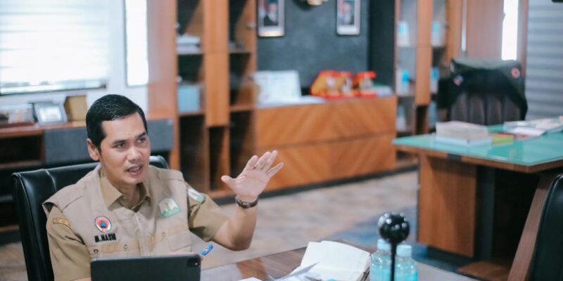Sekda Aceh M. Nasir menjelaskan strategi distribusi logistik bencana dalam wawancara langsung bersama Nusantara TV di Kantor Gubernur Aceh, Senin (8/12/2025). Foto: Dok. Biro Adpim Setda Aceh