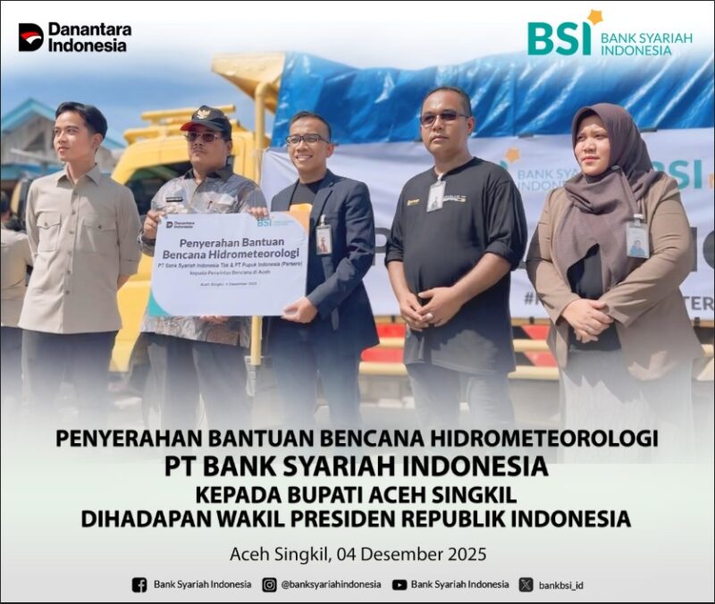 Perwakilan Bank Syariah Indonesia menyerahkan bantuan logistik kepada Pemerintah Kabupaten Aceh Singkil disaksikan Wakil Presiden RI Gibran Rakabuming Raka, Kamis (4/12/2025). Foto: Dok. Istimewa