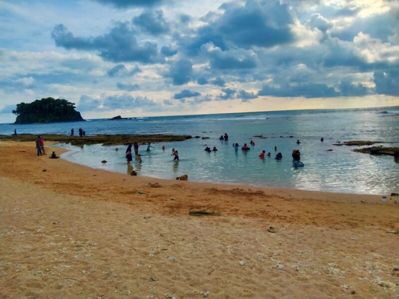 Tampak ramai pengunjung menikmati keindahan Pantai Alue Batak di Dusun Alue Batak, Gampong Lhok Geulumpang, Kecamatan Setia Bakti, Kabupaten Aceh Jaya, Senin (22/12/2025). Foto: Dok. Sanusi/NOA.co.id