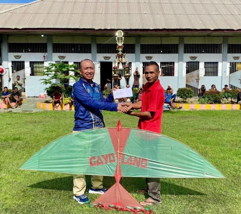 Warga binaan Lapas Kelas IIB Meulaboh menerbangkan geulayang tunang dalam turnamen layang-layang tradisional Aceh sebagai bagian dari program pembinaan dan pelestarian budaya. Foto: Dok. Muhammad Ali/NOA.co.id