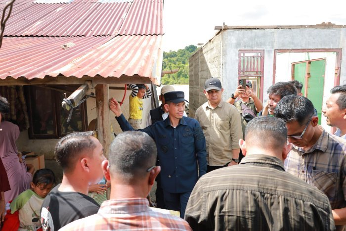Bupati Aceh Barat Tarmizi, SP, MM meninjau langsung kondisi desa terdampak banjir di Kabupaten Aceh Barat, Sabtu (20/12/2025). Foto: Dok. Pemkab Aceh Barat
