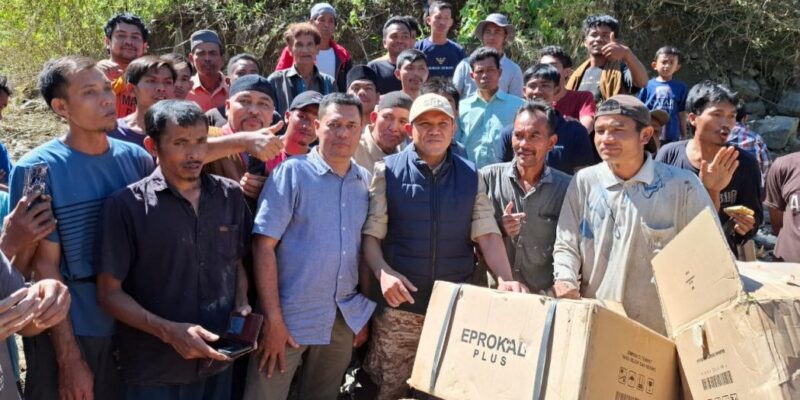 Wakil Gubernur Aceh, H. Fadhlullah menyerahkan bantuan logistik secara langsung kepada korban yang terdampak bencana di Kabupaten Gayo Lues, Senin (1/12/2025). Foto: Dok. Biro Adpim Setda Aceh 