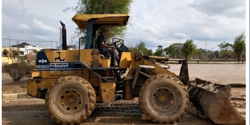 Sejumlah alat berat BWS Sumatera I dikerahkan untuk mempercepat proses pembersihan dan normalisasi pascahujan ekstrem di beberapa kabupaten di Aceh. Foto: Dok. Biro Adpim Setda Aceh