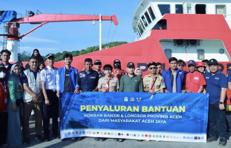 Bupati Aceh Jaya, Safwandi dan Relawan dalam kegiatan pelepasan bantuan kemanusiaan untuk korban banjir dan longsor di Aceh, Pelabuhan Calang, Sabtu (6/12/2025). Foto: Dok. Relawan