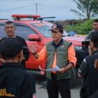 Kalaksa BPBD Aceh Besar memberikan arahan sebelum melepaskan 270 Ton bantuan untuk korban melalui jalur laut di Pelabuhan Ulee Lheue, Jumat (12/12/2025). Foto: Dok. MC Aceh Besar