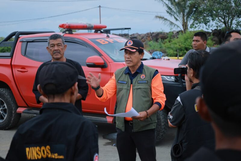 Kalaksa BPBD Aceh Besar memberikan arahan sebelum melepaskan 270 Ton bantuan untuk korban melalui jalur laut di Pelabuhan Ulee Lheue, Jumat (12/12/2025). Foto: Dok. MC Aceh Besar