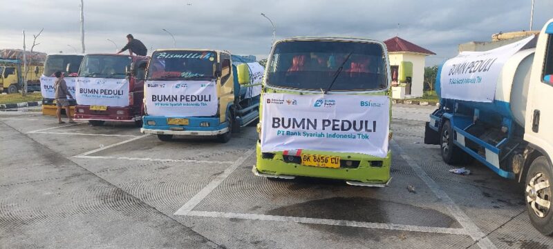Distribusi 25 tangki air bersih oleh BSI dan BSI Maslahat untuk membantu masyarakat Aceh Tamiang dan Kuala Simpang yang mengalami krisis air bersih, Kamis (18/12/2025). Foto: Dok. Istimewa