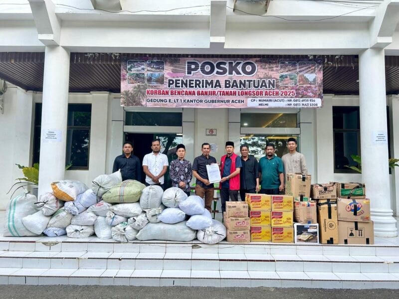 Plh Kadisdik Dayah Aceh, Andriansyah SAg MH, menyerahkan bantuan kemanusiaan kepada petugas Posko Induk Pemerintah Aceh untuk korban bencana hidrometeorologi, Jumat (5/12/2025). Foto: Dok. Istimewa