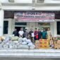 Plh Kadisdik Dayah Aceh, Andriansyah SAg MH, menyerahkan bantuan kemanusiaan kepada petugas Posko Induk Pemerintah Aceh untuk korban bencana hidrometeorologi, Jumat (5/12/2025). Foto: Dok. Istimewa