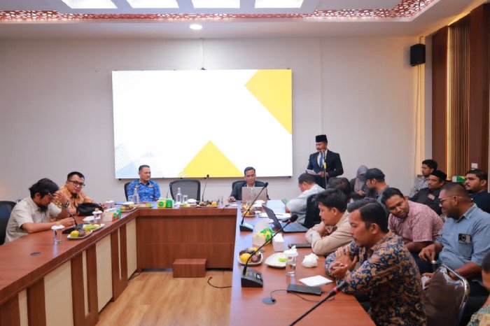 Asisten III Setdakab Aceh Barat Erdian Mourny membuka sosialisasi jasa konstruksi profesional di Aula Dinas PUPR Aceh Barat, Kamis (11/12/2025). Foto: Dok. Pemkab Aceh Barat