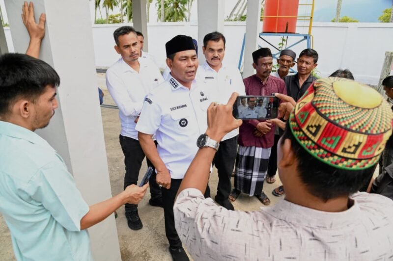 Bupati Aceh Besar H Muharram Idris memberikan keterangan pers terkait perayaan pengantian tahun baru disela peninjauan Pasar Hewan Sibreh, Kecamatan Sukamakmur, Aceh Besar, Rabu (31/12/2025). Foto: Dok. MC Aceh Besar
