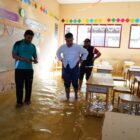 Plt Kepala Dinas Pendidikan Aceh, Murthalamuddin, saat meninjau kondisi sekolah yang terdampak banjir di Kabupaten Pidie Jaya, Sabtu (29/11/2025). Foto: Dok. Dinas Pendidikan Aceh
