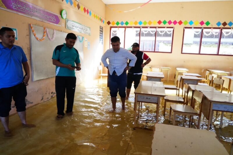 Plt Kepala Dinas Pendidikan Aceh, Murthalamuddin, saat meninjau kondisi sekolah yang terdampak banjir di Kabupaten Pidie Jaya, Sabtu (29/11/2025). Foto: Dok. Dinas Pendidikan Aceh