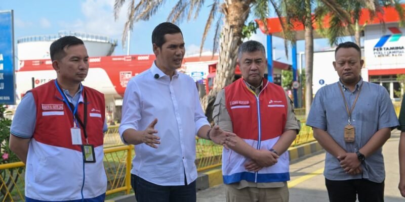 Sekda Aceh M. Nasir meninjau Fuel Terminal Pertamina Krueng Raya dan memastikan pasokan BBM untuk rumah sakit serta alat berat selama masa tanggap darurat, Jumat (5/12/2025). Foto: Dok. Biro Adpim Setda Aceh 