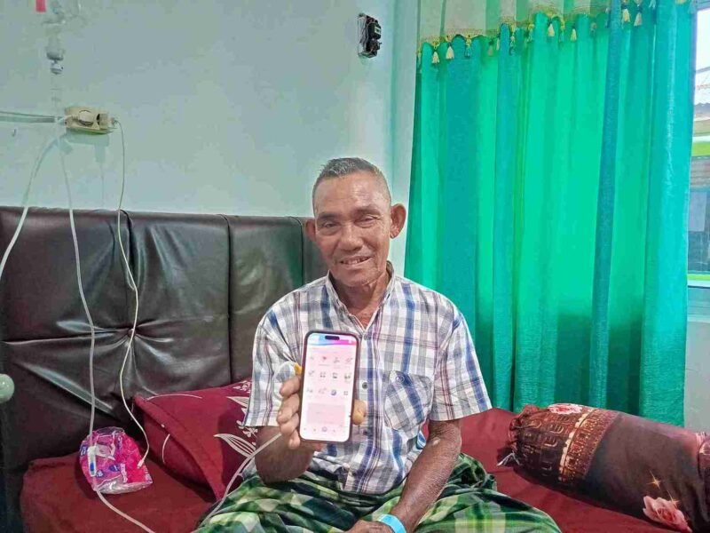 Hasfansyah, peserta JKN segmen PBI, sedang menjalani perawatan hipertensi di RS TNI AD Lhokseumawe, didampingi sang istri, Zainabon. Foto: Dok. Istimewa