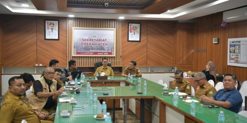 Sekda Aceh, M. Nasir, S.IP, MPA, didampingi Asisten Perekonomian dan Pembangunan Sekda Aceh Dr. Ir. Zulkifli, M.Si, dan para Kepala SKPA/Biro terkait mengikuti Rapat Koordinasi Hunian Sementara (HUNTARA) dan Hunian Tetap (HUNTAP) bersama Menteri Dalam Negeri RI, Muhammad Tito Karnavian, Menteri Perumahan dan Pemukiman RI, Maruarar Sirait, S.IP, beserta Menteri Hukum RI, Dr. Supratman Andi Agtas, SH, MH, dan peserta lainnya secara virtual, di Ruang Rapat Sekda Aceh, Banda Aceh, Selasa, (16/12/2025). Foto: Dok. Biro Adpim Setda Aceh 