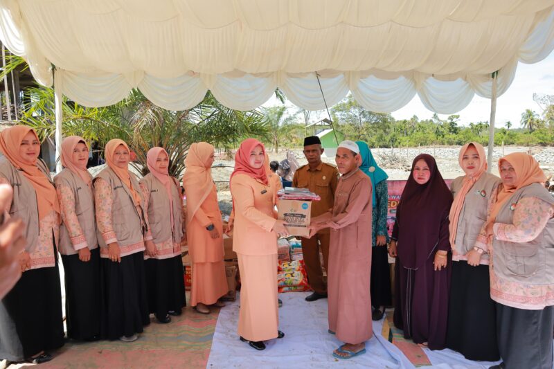 Dharma Wanita Persatuan Kabupaten Aceh Barat menyerahkan bantuan sembako dan menggelar layanan kesehatan serta trauma healing bagi warga terdampak banjir di Desa Keutambang, Kecamatan Pante Ceureumen, Selasa (23/12/2025). Foto: Dok. Istimewa