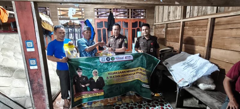 Kejari Aceh Singkil bersama Ikatan Adhyaksa Dharmakarini (IAD) menyalurkan bantuan paket sembako secara bertahap. Foto: Dok. Istimewa