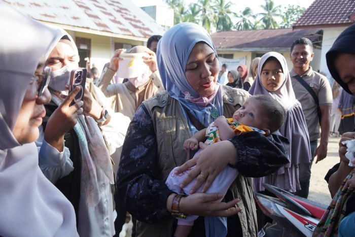 Ketua TP-PKK Aceh Besar, Hj. Rita Mayasari, mengunjungi korban banjir di Pidie Jaya, Sabtu (13/12/2024). Foto: Dok. MC Aceh Besar