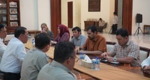 Menteri Pertanian RI Amran Sulaiman bertemu Gubernur Aceh Muzakir Manaf di Jakarta membahas pemulihan sektor pertanian Aceh pascabanjir bandang, Senin (22/12/2025). Foto: Dok. Biro Adpim Setda Aceh 