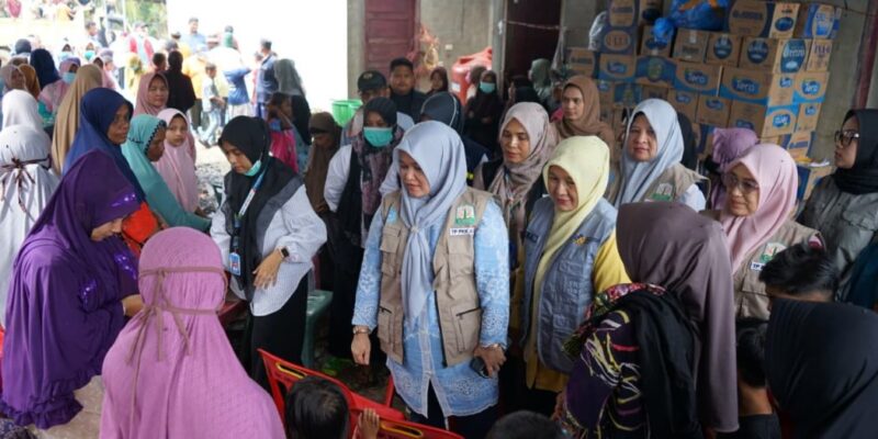 Ketua Staf Ahli TP PKK Aceh, Ny. Mukarramah Fadhlullah, beserta rombongan TP PKK Aceh, saat meninjau lokasi pengungsi korban banjir bandang di Gampong Sarah Mane, Kecamatan Meurah Dua, Kabupaten Pidie Jaya, Rabu (10/12/2025). Foto: Dok. Biro Adpim Setda Aceh