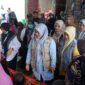 Ketua Staf Ahli TP PKK Aceh, Ny. Mukarramah Fadhlullah, beserta rombongan TP PKK Aceh, saat meninjau lokasi pengungsi korban banjir bandang di Gampong Sarah Mane, Kecamatan Meurah Dua, Kabupaten Pidie Jaya, Rabu (10/12/2025). Foto: Dok. Biro Adpim Setda Aceh