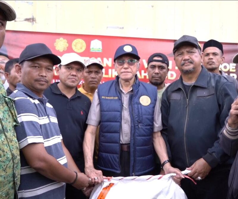 Wali Nanggroe Aceh, Tgk. Malik Mahmud Al-Haythar, menyerahkan bantuan kemanusiaan kepada Pemerintah Kabupaten Aceh Tamiang untuk korban banjir dan longsor, Minggu (21/12/2025). Foto: Dok. Istimewa