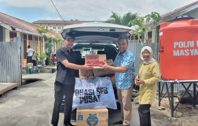 Ketua SPS Sumbar (demisioner) Osmarwan Putra bersama Atviarni (Bendahara) dan petugas di Huntara Lubuk Buaya, menerima dan mendata bantian dari SPS Pusat, Sabtu (20/12/2025). Foto: Dok. Istimewa