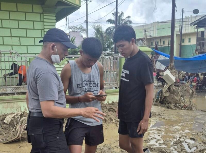 Petugas Diskominfotik Kota Banda Aceh memasang perangkat internet satelit Starlink di salah satu lokasi posko bantuan bencana di Kabupaten Aceh Tamiang, Sabtu (20/12/2025). Foto: Dok. Diskominfo Kota Banda Aceh