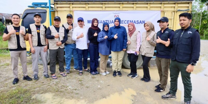 Ketua TP PKK-Aceh Ny. Marlina Muzakir, bersama Staf Ahli TP PKK Aceh Mukarramah Fadhlullah, foto bersama saat menerima 3 truk bantuan dari Yayasan Nurjiwa, yang diserahkan oleh Rozi Abdul Razak, selaku Penasehat Yayasan Nurjiwa, di Langsa, Rabu (17/12/2025). Foto: Dok. Biro Adpim Setda Aceh 