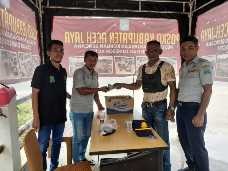 Anggota PWI Aceh Jaya ikut tergabung pada kegiatan aksi penggalangan dana Kemanusiaan di Posko Induk Masjid Agung Baitul Izzah Aceh Jaya, Sabtu (13/12/2025). Foto: Dok. PWI Aceh Jaya