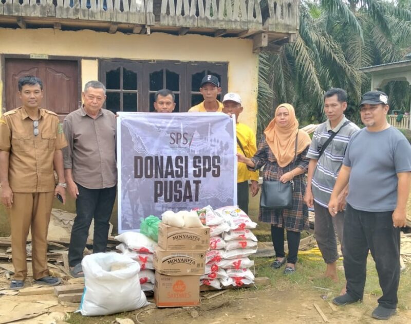 Perwakilan pengurus SPS Sumut menyalurkan bantuan dari SPS Pusat dan Sumut kepada warga terdampak bencana banjir dan longsor di Kecamatan Sei Lepan dan Kecamatan Brandan Barat Kabupaten Langkat, Senin (22/12/2025). Foto: Dok. Istimewa