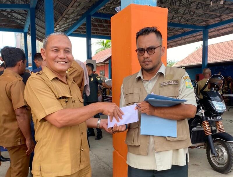 Plt Kadis Kominfo Aceh Besar Muzakir SE, mendonasikan bantuan bagi para korban banjir dan longsor, melalui BPBD Aceh Besar, di Pos Induk Damkar Sibreh, Aceh Besar, Senin (8/12/2025). Foto: Dok. MC Aceh Besar