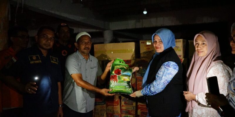 Ny. Mukarramah Fadhlullah menyerahkan bantuan logistik kepada korban bencana banjir di Gampong Meunasah Pulo, Kecamatan Peudada, Kabupaten Bireuen, Minggu (30/11/2025). Foto: Dok. Biro Adpim Setda Aceh 