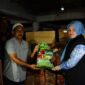 Ny. Mukarramah Fadhlullah menyerahkan bantuan logistik kepada korban bencana banjir di Gampong Meunasah Pulo, Kecamatan Peudada, Kabupaten Bireuen, Minggu (30/11/2025). Foto: Dok. Biro Adpim Setda Aceh 