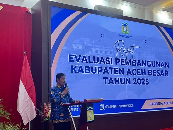 Wakil Bupati Aceh Besar Drs. Syukri membuka Rapat Evaluasi Pembangunan Kabupaten Aceh Besar Tahun 2025 di Aula Meuligo Bupati Aceh Besar, Rabu (17/12/2025). Foto: Dok. Prokopim Pemkab Aceh Besar