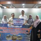 Sekjen Kagama Nezar Patria menyerahkan bantuan senilai Rp54 juta kepada Ketua Kagama Aceh yang juga Sekda Aceh, M. Nasir, di Banda Aceh, Rabu (3/12/2025). Foto: Dok. Biro Adpim Setda Aceh 