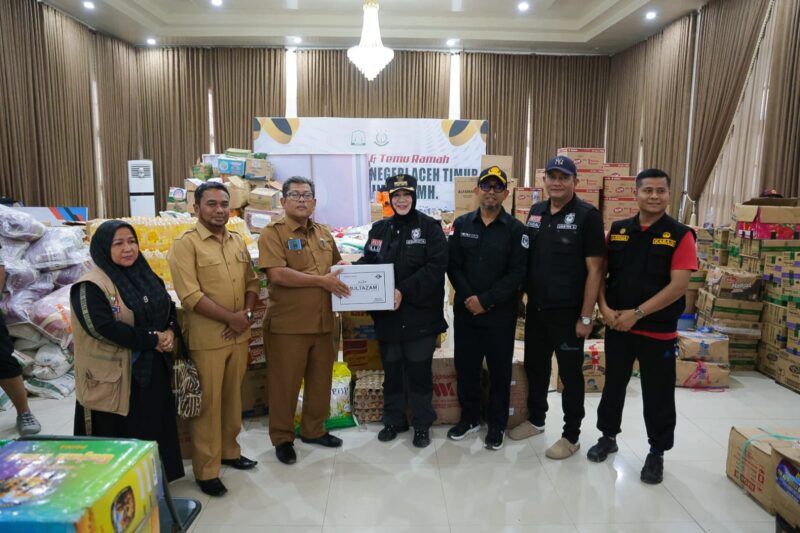 Wali Kota Banda Aceh Illiza Sa’aduddin Djamal menyerahkan bantuan kemanusiaan bagi warga terdampak banjir di Kabupaten Aceh Timur, Senin (22/12/2025). Foto: Dok. Istimewa