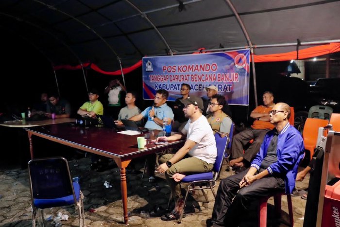 Plt Sekda Aceh Barat Dr. Kurdi memaparkan kondisi terkini penanganan banjir dan longsor di Posko Penanggulangan Bencana, Minggu (30/11//2025). Foto: Dok. Pemkab Aceh Barat