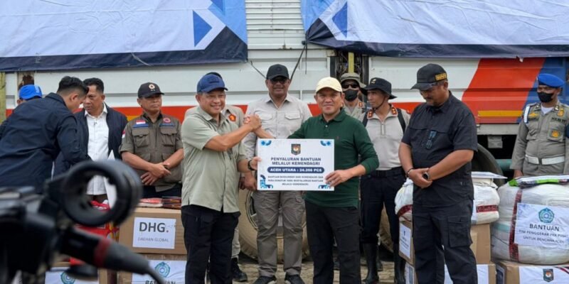 Wakil Gubernur Aceh Fadhlullah, SE, mendampingi Menteri Dalam Negeri Tito Karnavian saat penyerahan bantuan pascabencana banjir di Posko Bencana Kabupaten Aceh Tamiang, Senin (22/12/2025). Foto: Dok. Biro Adpim Setda Aceh 