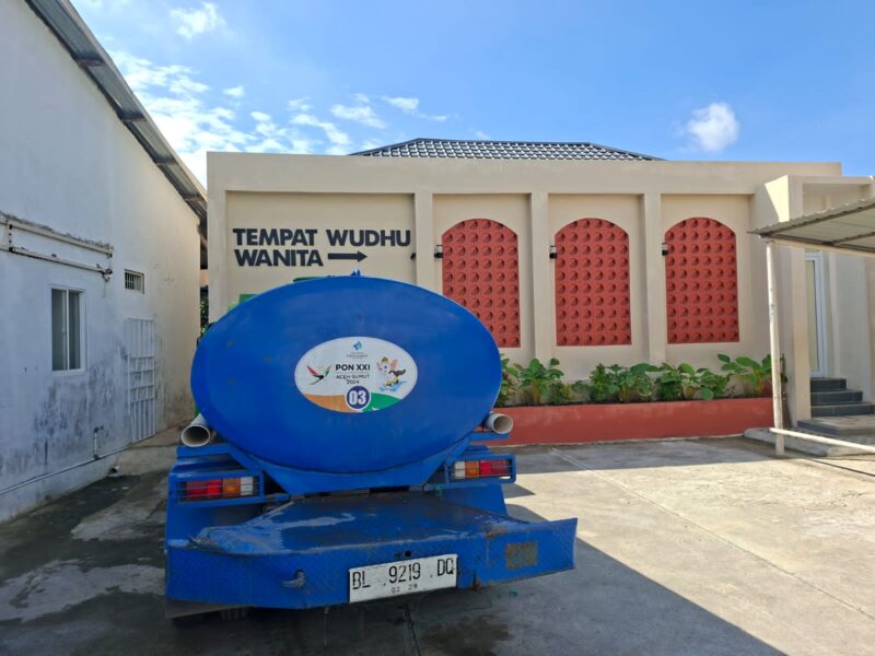 Tangki perumdam Tirta Daroy Banda Aceh saat menyalurkan air bersih ke tempat ibadah. Foto: Dok. Pribadi/NOA.co.id