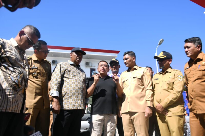 Wakil Walikota Banda Aceh, Afdhal Khalilullah, saat berbincang dengan Owner SPBU Pertamina di Lamsayuen, Nahrawi Noerdin (Toke Awi). Foto: Dok. Pribadi/NOA.co.id