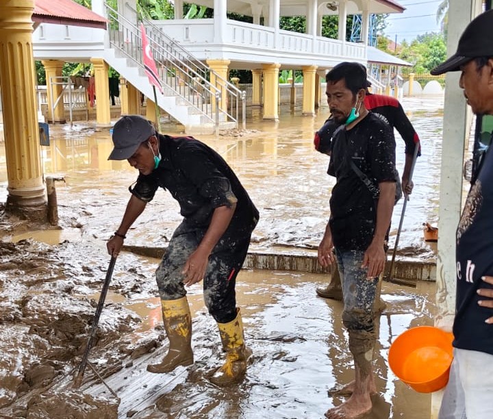 Anggota Komando Singa Mutiara sedang membersihkan lumpur sisa banjir di Mesjid Dayah Tanoh Kecamatan Mutiara Timur, Selaasa (2/12/2025) (Foto IST).