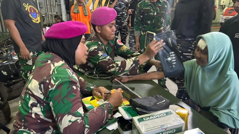 Prajurit TNI AL saat melaksanakan pelayanan kesehatan terpadu bagi para korban bencana alam aceh di atas KRI dr.Soeharso-990, Aceh Tamiang, Jumat (5/12/2025). (Foto : NOA.co.id/HO-Dispenal).