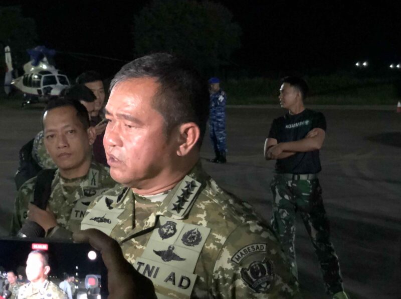 Kepala Staf Angkatan Darat Jenderal TNI Maruli Simanjuntak sesusai mengikuti rapat terbatas bersama Presiden Prabwo di posko terpadu penanganan bencana alam Aceh di Landasan Udara Sultan Iskandar Muda, Kabupaten Aceh Besar, Provinsi Aceh, Minggu Malam, (7/12/2025). (Foto : NOA.co.id/Farid Ismullah).