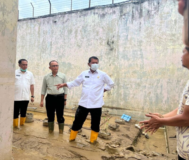 Direktur Jenderal Pemasyarakatan, Mashudi (Kedua Kanan) didampingi Kepala Kantor Wilayah Ditjen Pemasyarakatan Aceh, Yan Rusmanto (Kedua Kiri) saat Meninjau kondisi fasilitas Pemasyarakatan yang terdampak bencana banjir di Provinsi Aceh, Kuala Simpang, Sabtu (6/12/2025). (Foto : NOA.co.id/HO-Ditjenpas).