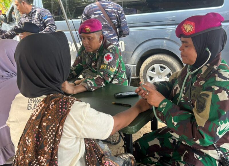 Satgas Gulbencal saat memberikan layanan Kesehatan di Daerah Pengungsian Kuala Cangkoi, Kec. Lapang, Aceh Utara, Senin (8/12/2025). (Foto : NOA.co.id/HO-Dispenal).