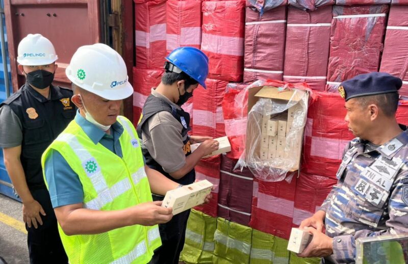 Penyelundupan rokok ilegal asal Kamboja masuk ke Pelabuhan Internasional Pelindo Pontianak (Dwikora), Selasa (9/12/2025). (Foto : NOA.co.id/HO-Dispenal).